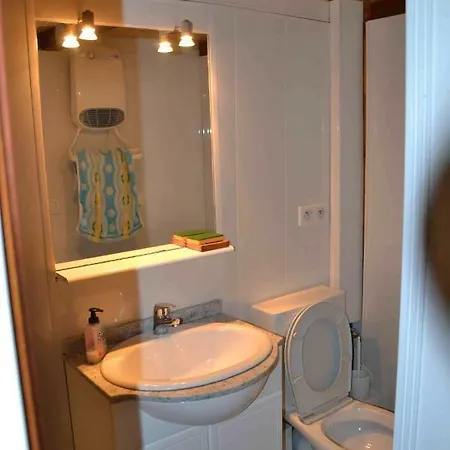 Petit Studio Dans Immeuble De Caractere 아파트 코트레